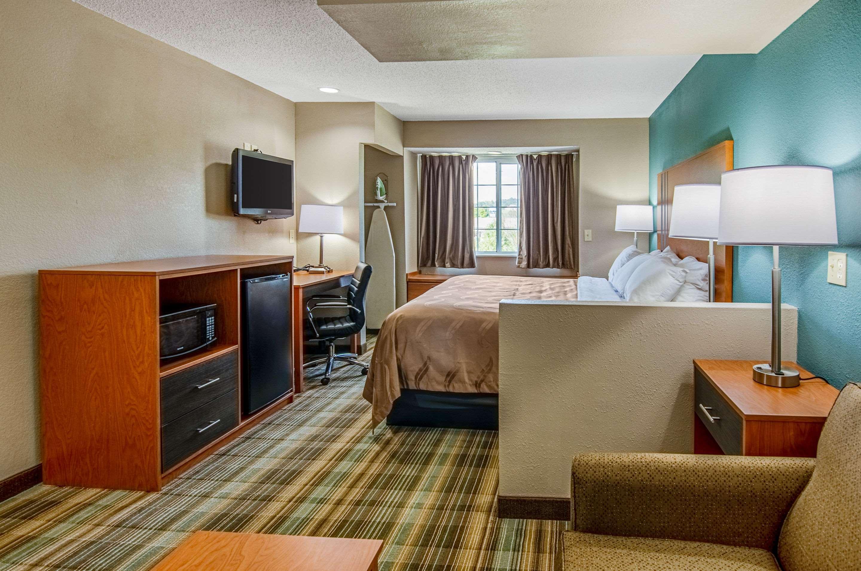 Quality Inn & Suites I-81 Exit 7 Bristol Buitenkant foto