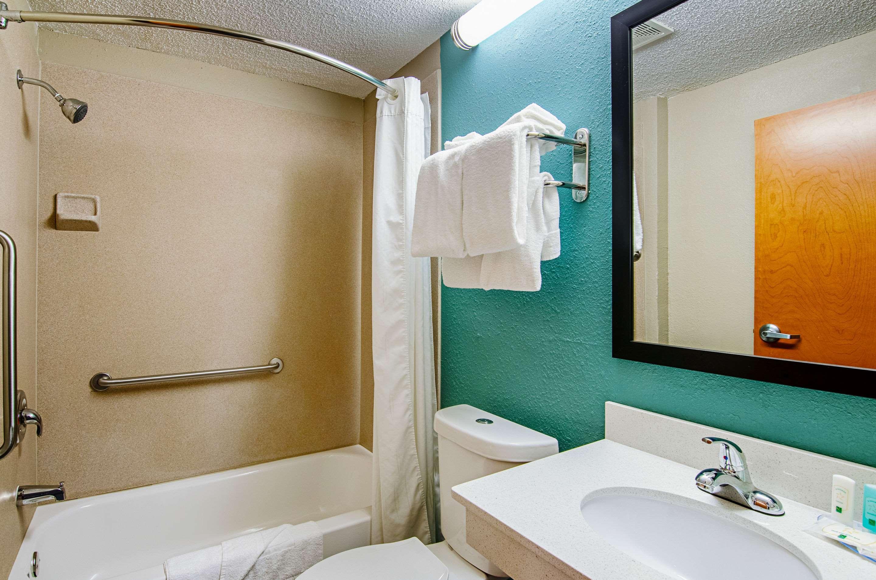 Quality Inn & Suites I-81 Exit 7 Bristol Buitenkant foto