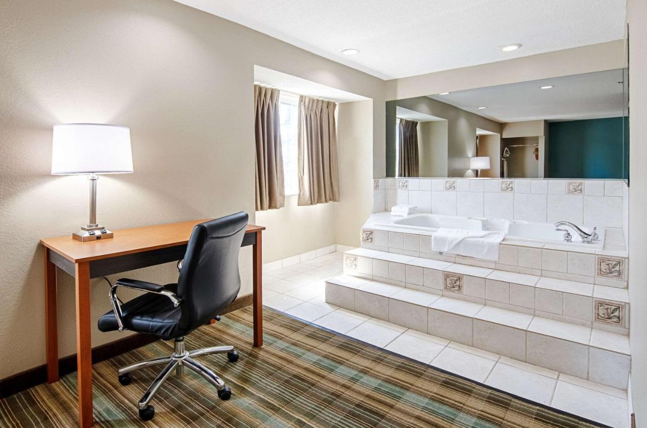 Quality Inn & Suites I-81 Exit 7 Bristol Buitenkant foto