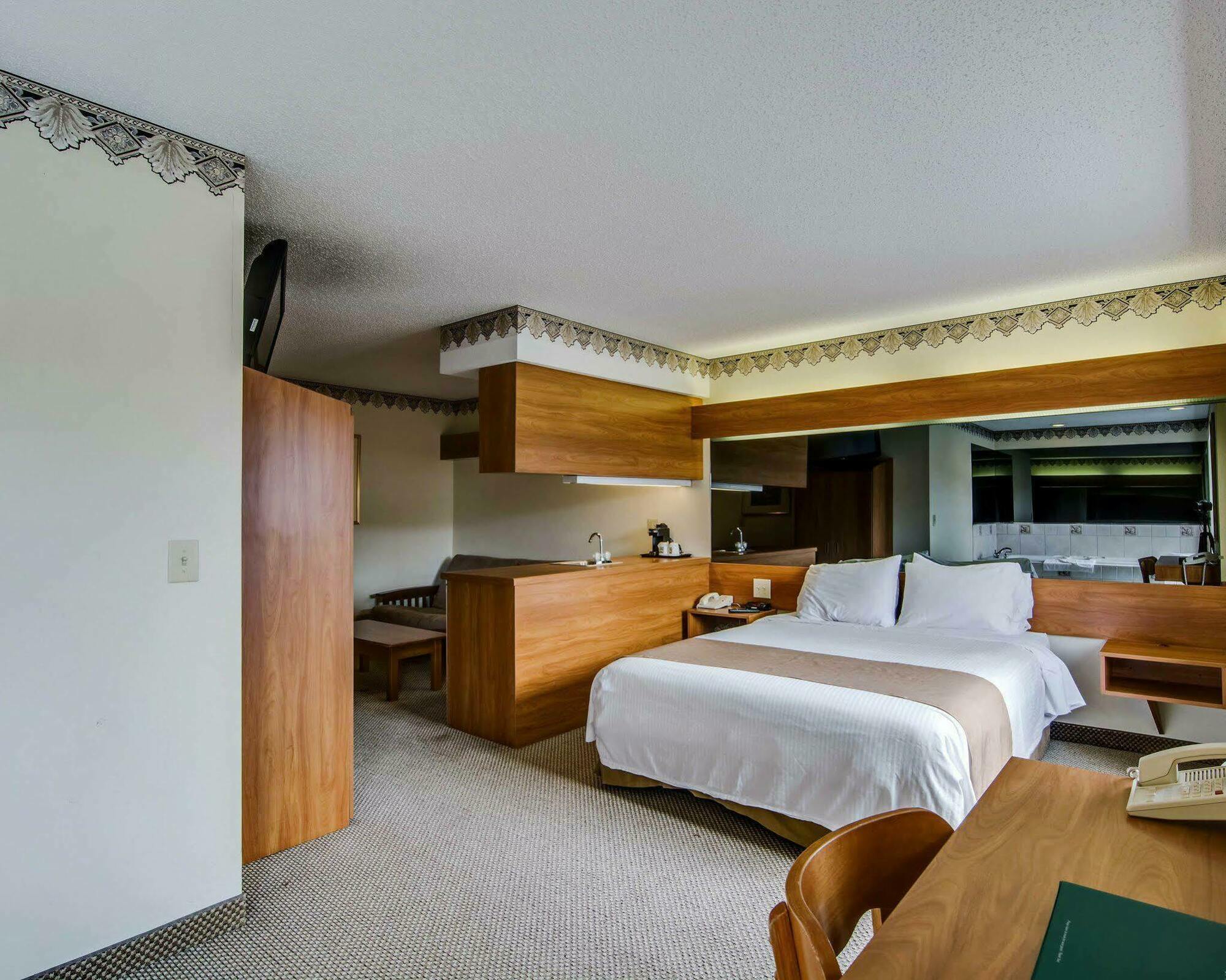 Quality Inn & Suites I-81 Exit 7 Bristol Buitenkant foto